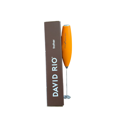 Originální bateriový šlehač na David rio Tiger Chai v oranžové barvě.